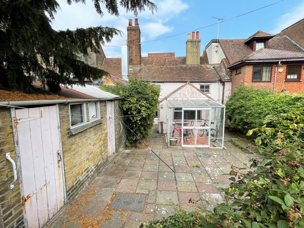 Lot: 106 - FREEHOLD COMMERCIAL AND RESIDENTIAL PROPERTY -